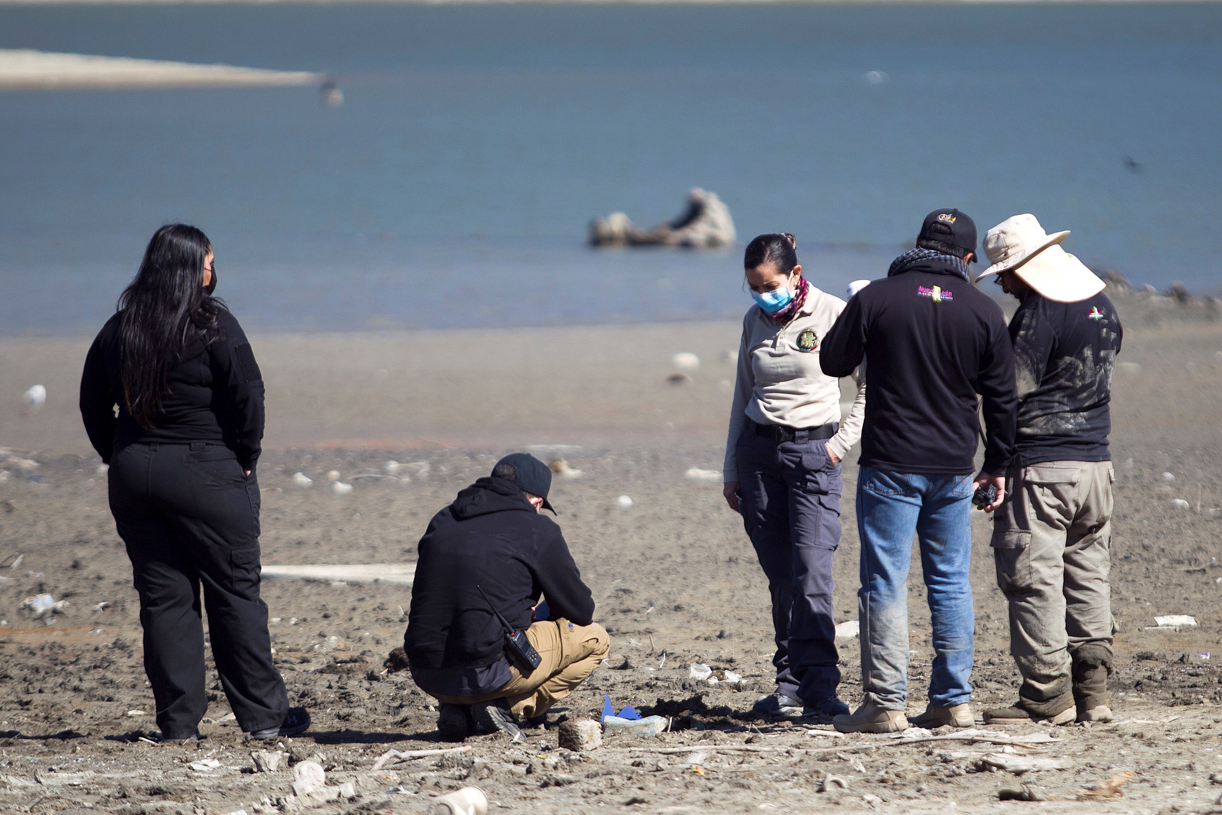 Buscan restos de cuerpos en una presa sin agua en Nuevo León