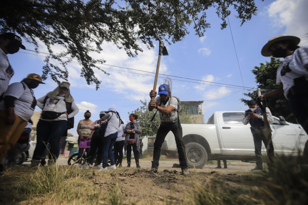 Familiares de desaparecidos localizan restos humanos en parque de Jalisco - busqueda-de-restos-humanos-en-parque2-1024x684