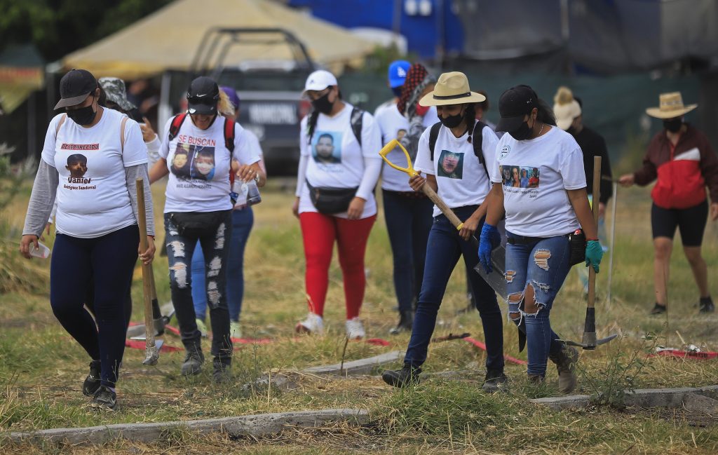 Familiares de desaparecidos localizan restos humanos en parque de Jalisco - busqueda-de-restos-humanos-en-parque3-1024x649