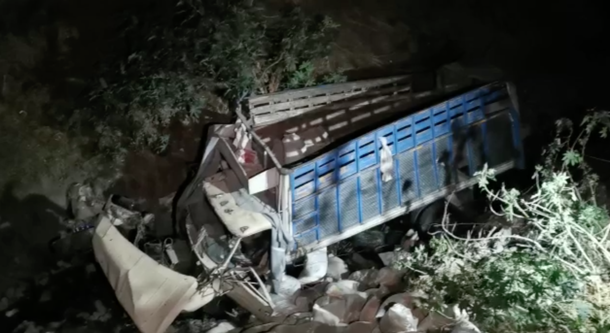 Cae camión que transportaba semillas a barranco en Xochimilco