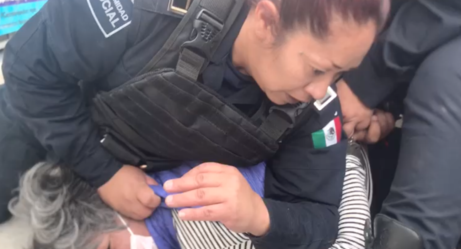 #Video Policías de Pachuca detienen con violencia a mujer de la tercera edad #Video Policías de Pachuca detienen con violencia a mujer de la tercera edad