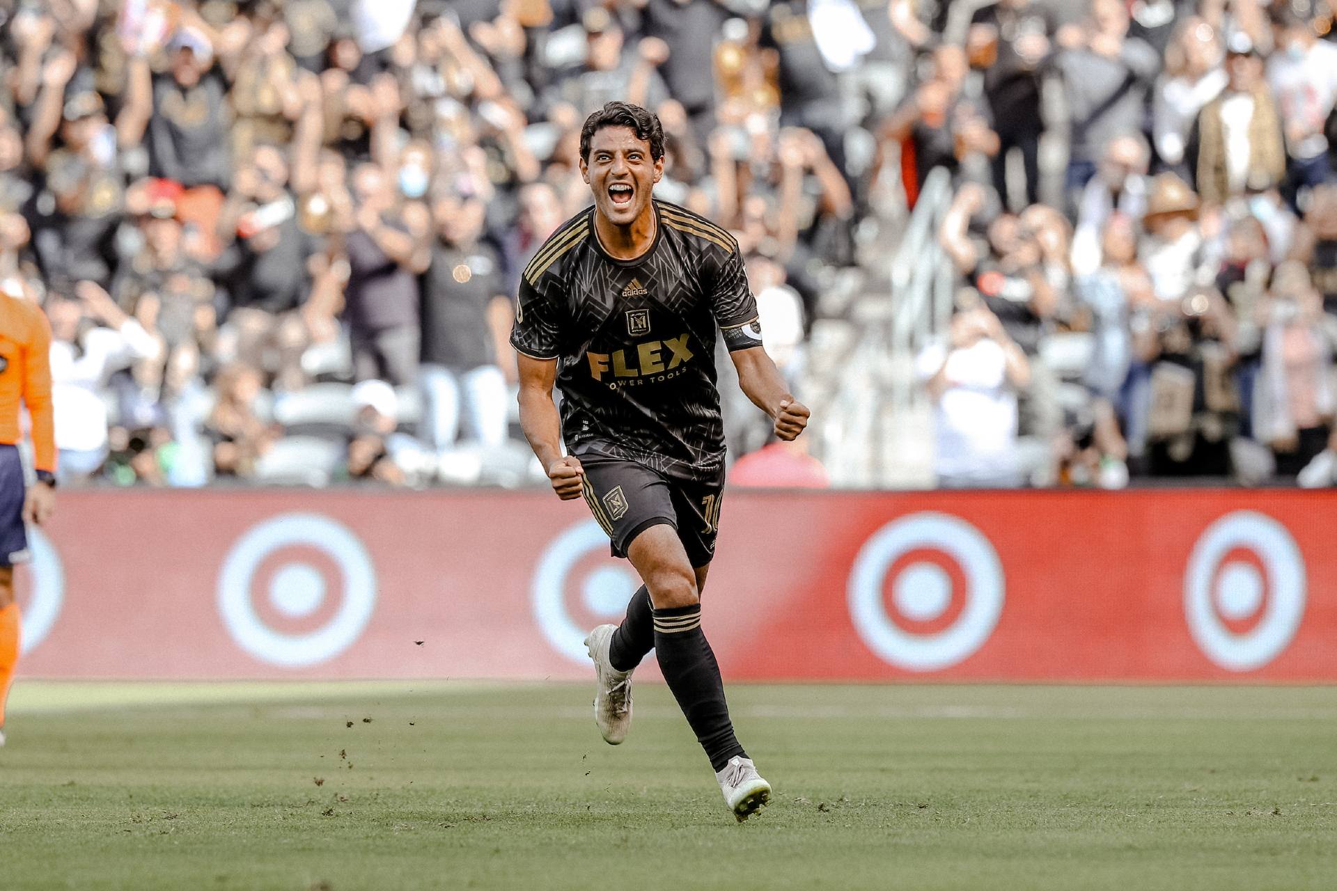 Carlos Vela empieza temporada de MLS con triplete y victoria para LAFC