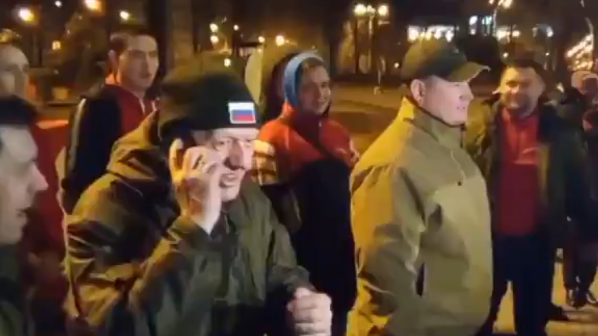 #Video Celebraciones en Donetsk por reconocimiento de independencia de Putin