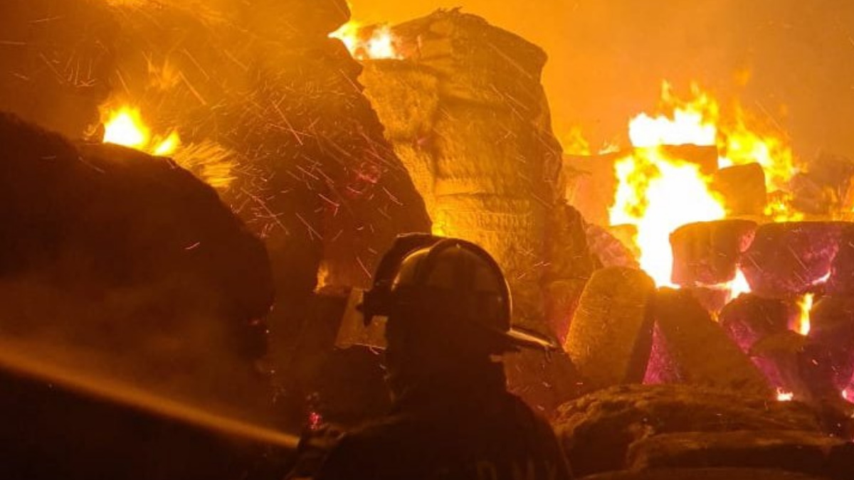 Fuerte incendio consume bodega en Chalco