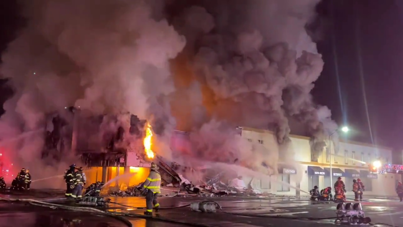 #Video Pipa de gasolina se incendia en NY tras chocar contra tienda de licores #Video Pipa de gasolina se incendia en NY tras chocar contra tienda de licores