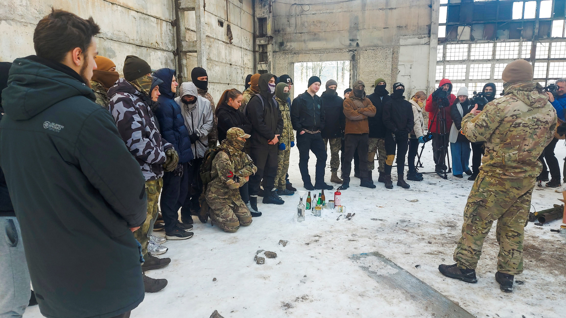 Civiles aprenden con fusiles de madera a defender la capital ucraniana