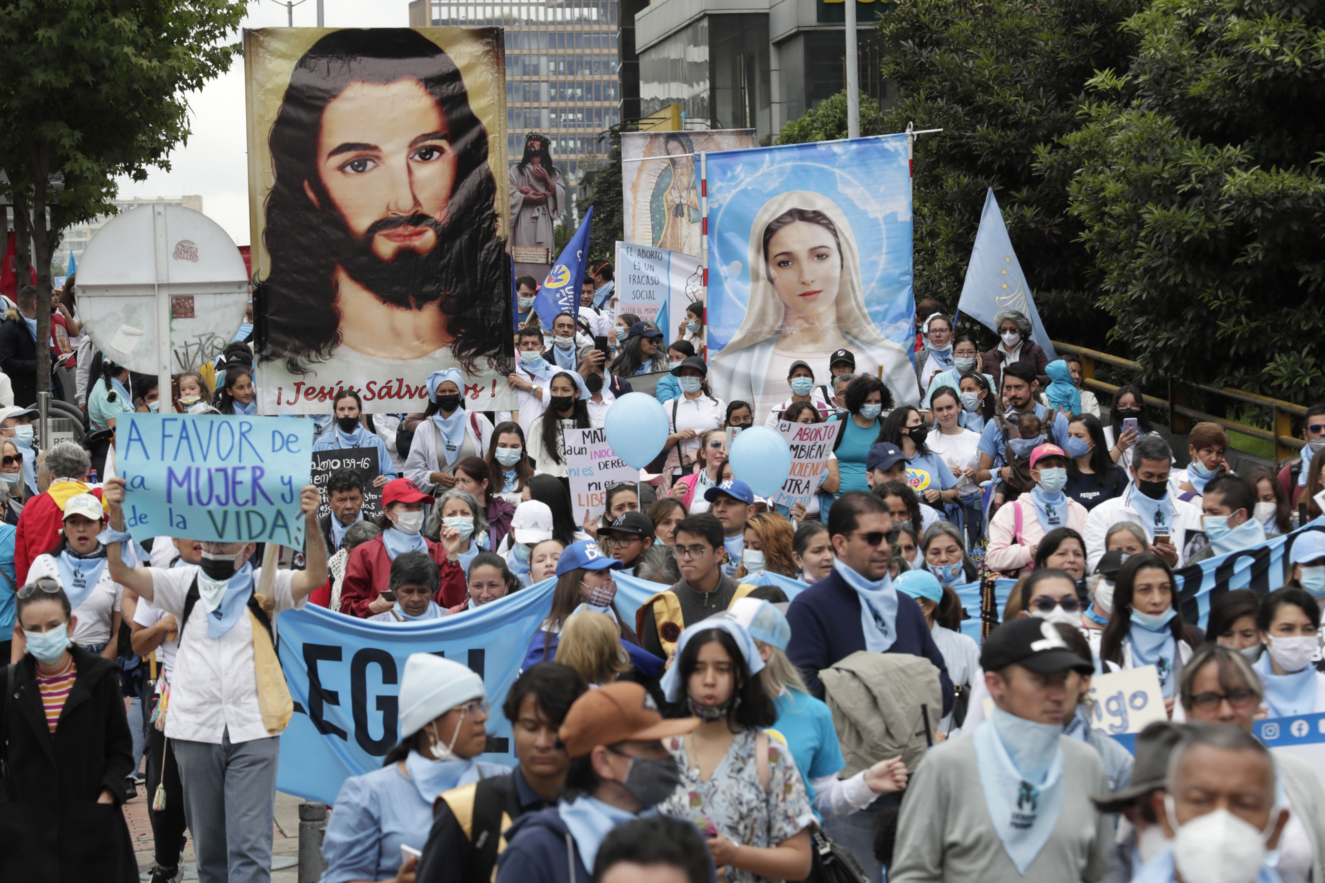 Miles de personas rechazan la despenalización del aborto en Colombia