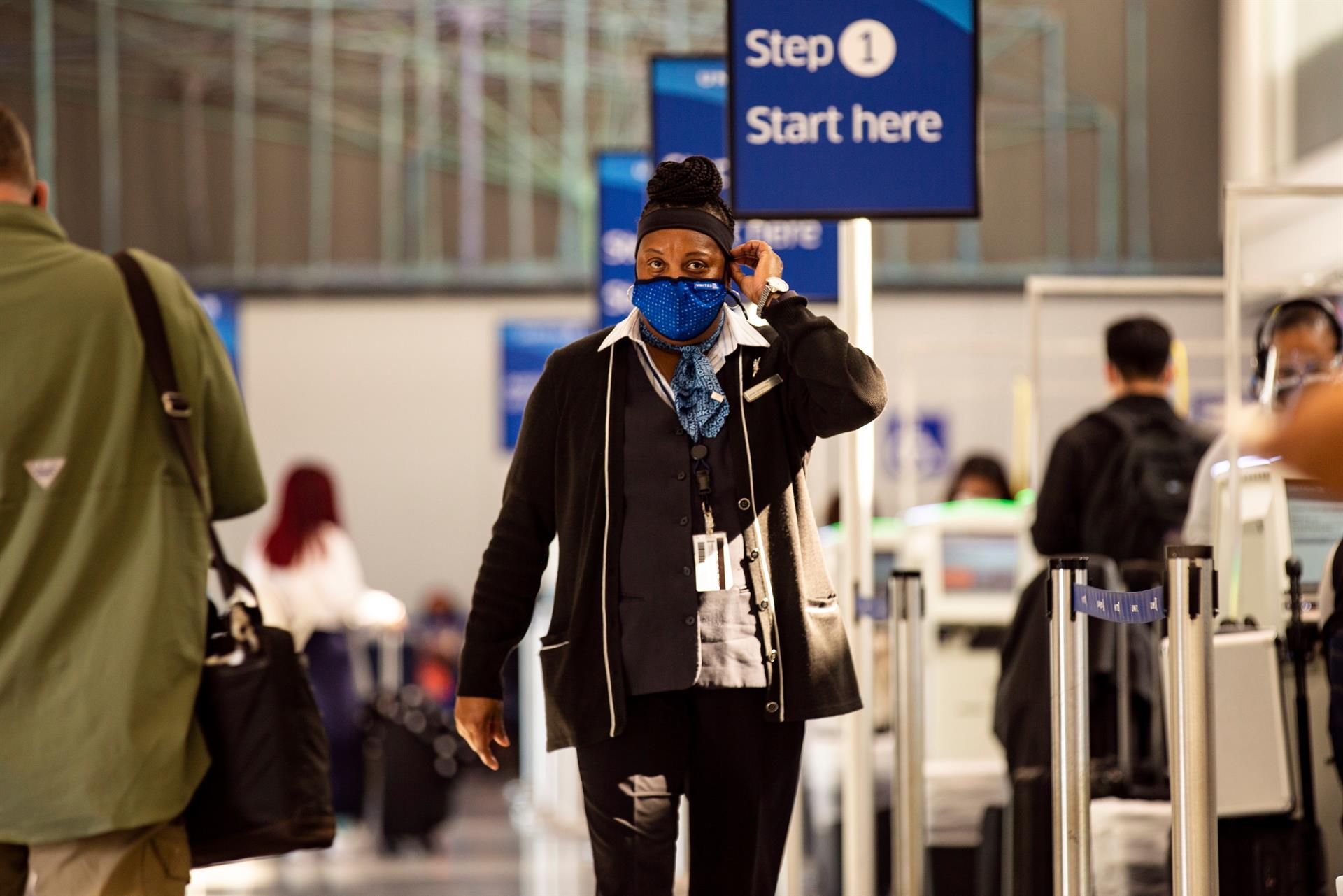 Senado de EE.UU., a favor de derogar norma que obliga a usar cubrebocas en aviones