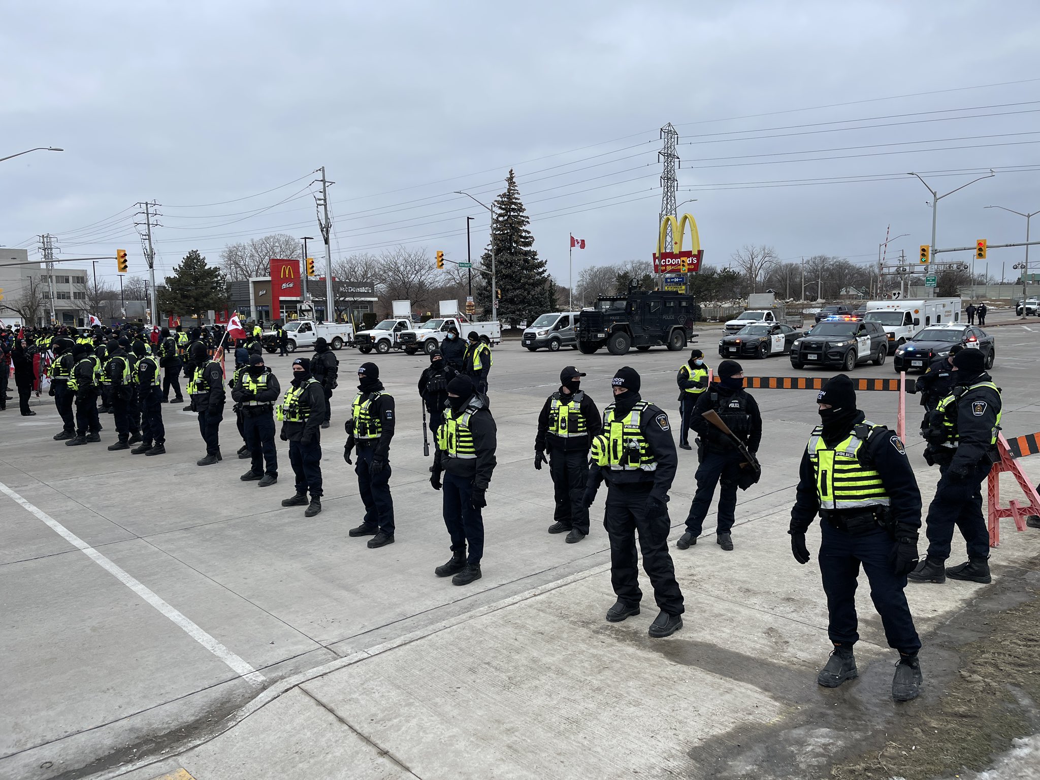 #Video Comienza desalojo de puente en frontera de Canadá y EE.UU.