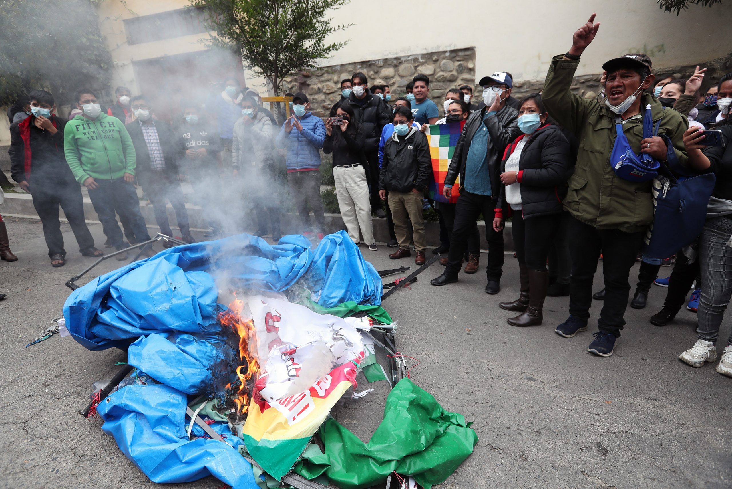 La situación de Áñez provoca insultos y huevazos entre críticos y seguidores