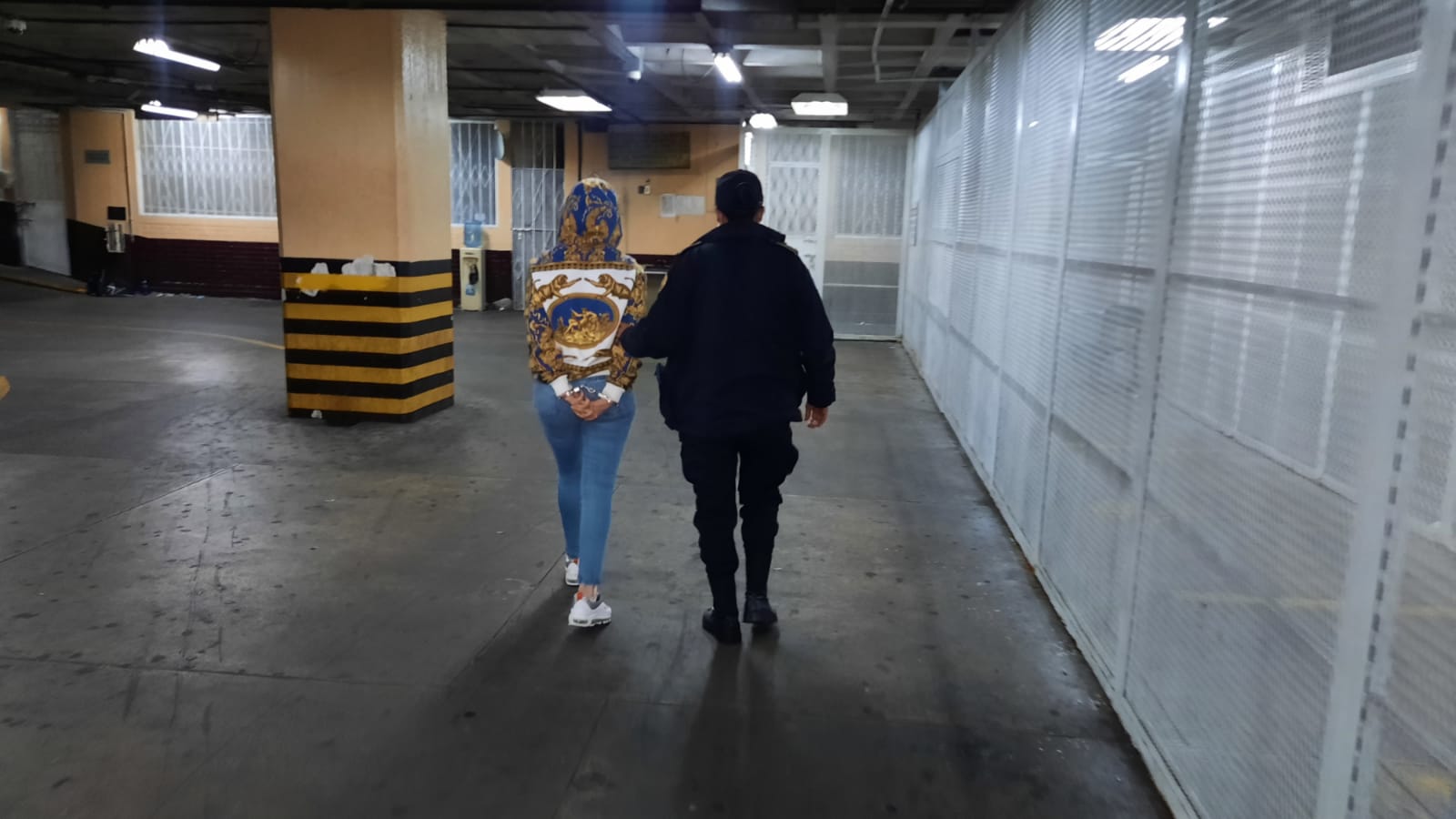 Detienen a colombiana en Guatemala con automóvil de lujo robado en México