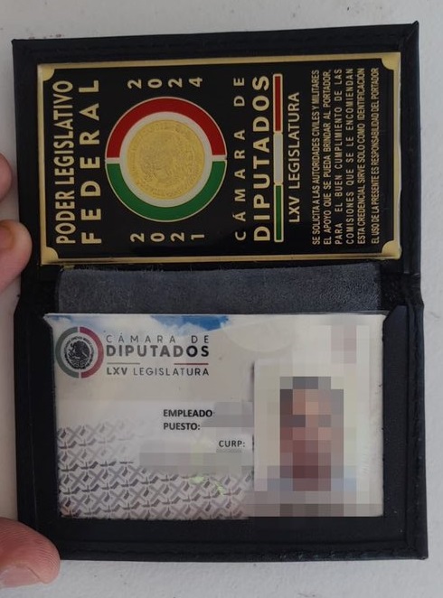 Detienen en Oaxaca a presunto funcionario de la Cámara de Diputados que transportaba a migrantes - documentacion-de-presunto-funcionario-de-la-camara-de-diputados