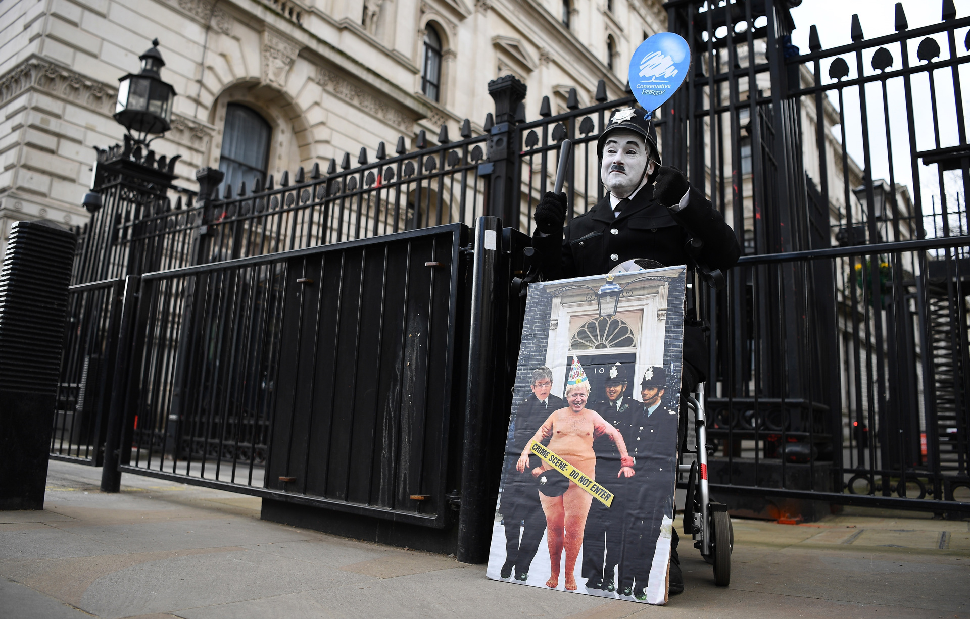 Interrogarán a más de 50 personas por fiestas en Downing Street