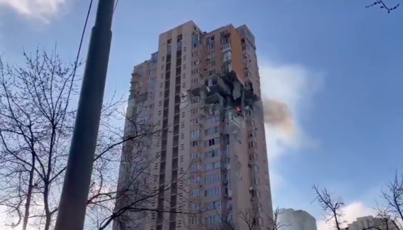 #Video Proyectil ruso alcanza un edificio de viviendas en Kiev