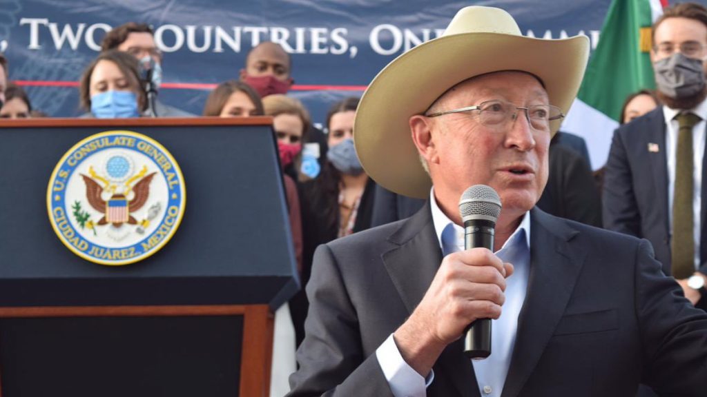 Articulista del WSJ critica al embajador Ken Salazar por declaraciones sobre la reforma eléctrica de México - embajador-ken-salazar-mexico-estados-unidos-1024x576