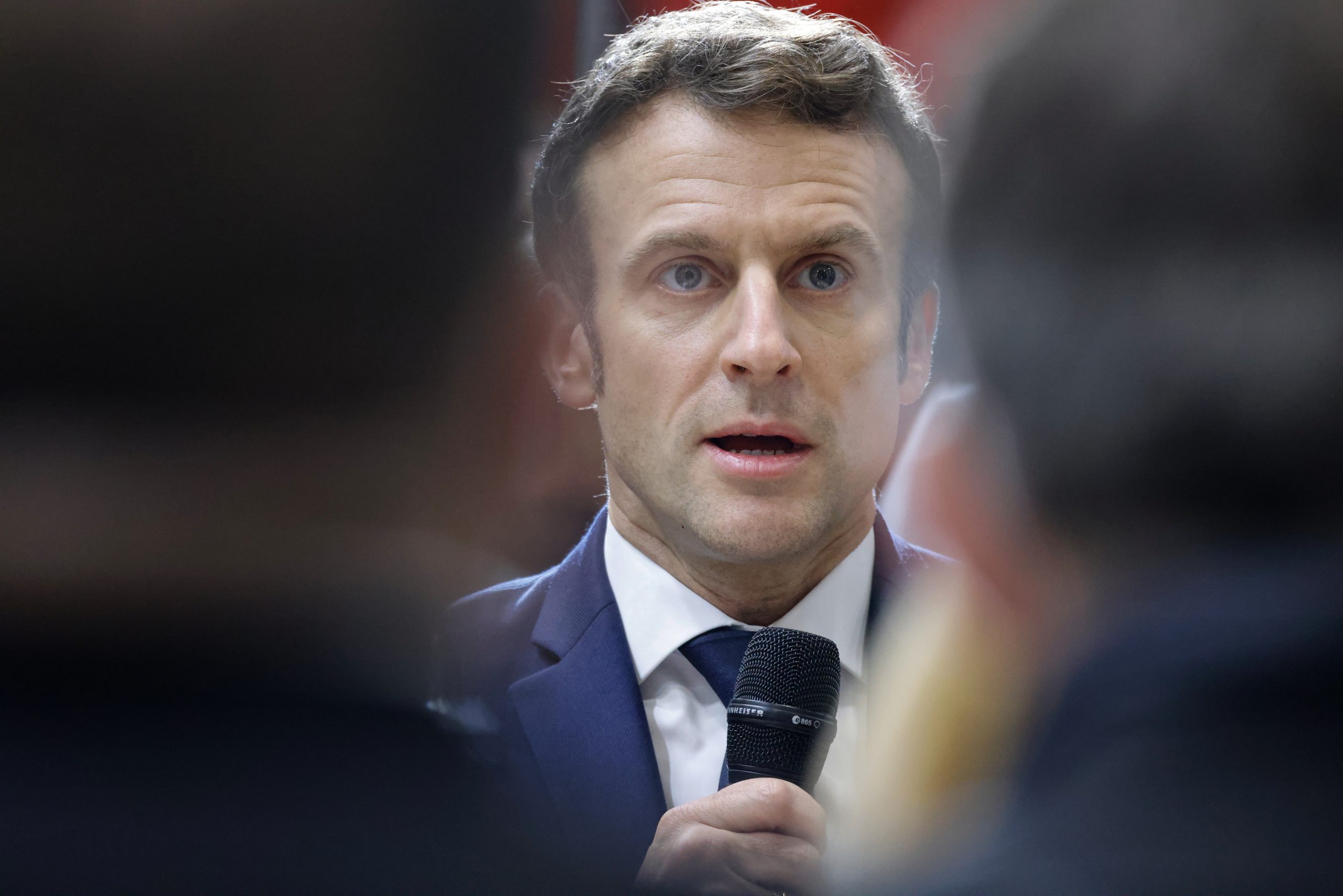 “La guerra durará”, advierte Macron
