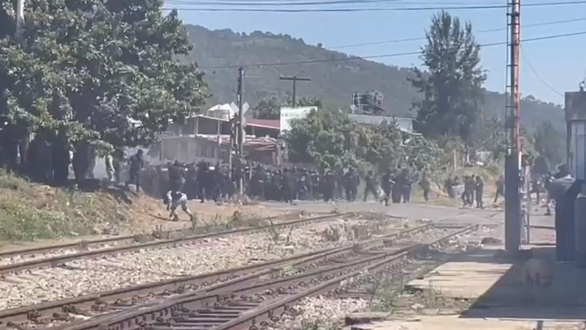 #Video Nuevo enfrentamiento con CNTE en Uruapan deja 15 policías heridos #Video Nuevo enfrentamiento con CNTE en Uruapan deja 15 policías heridos