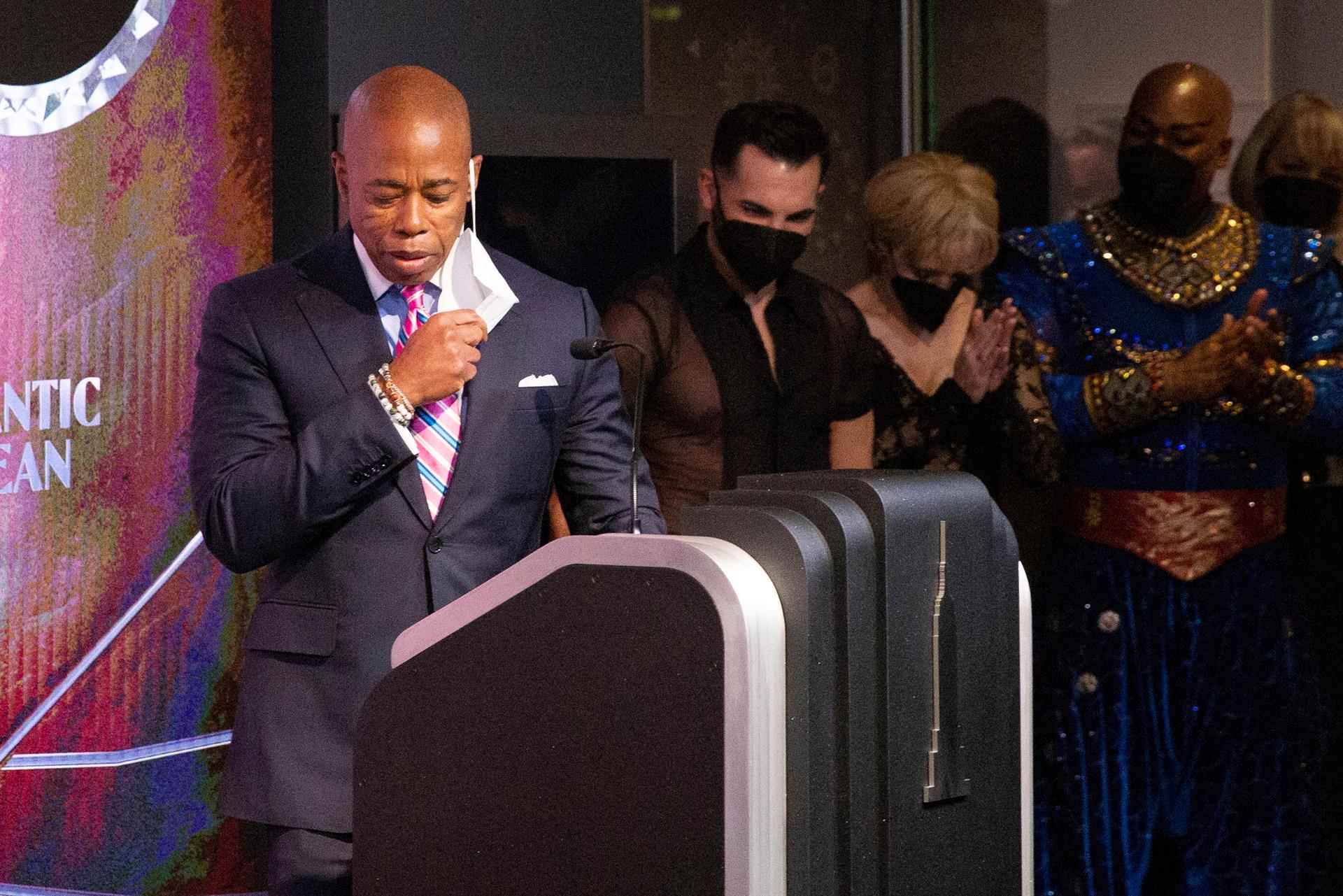 Alcaldía de Nueva York despide a mil 430 empleados que se negaron a vacunarse Alcaldía de Nueva York despide a mil 430 empleados que se negaron a vacunarse