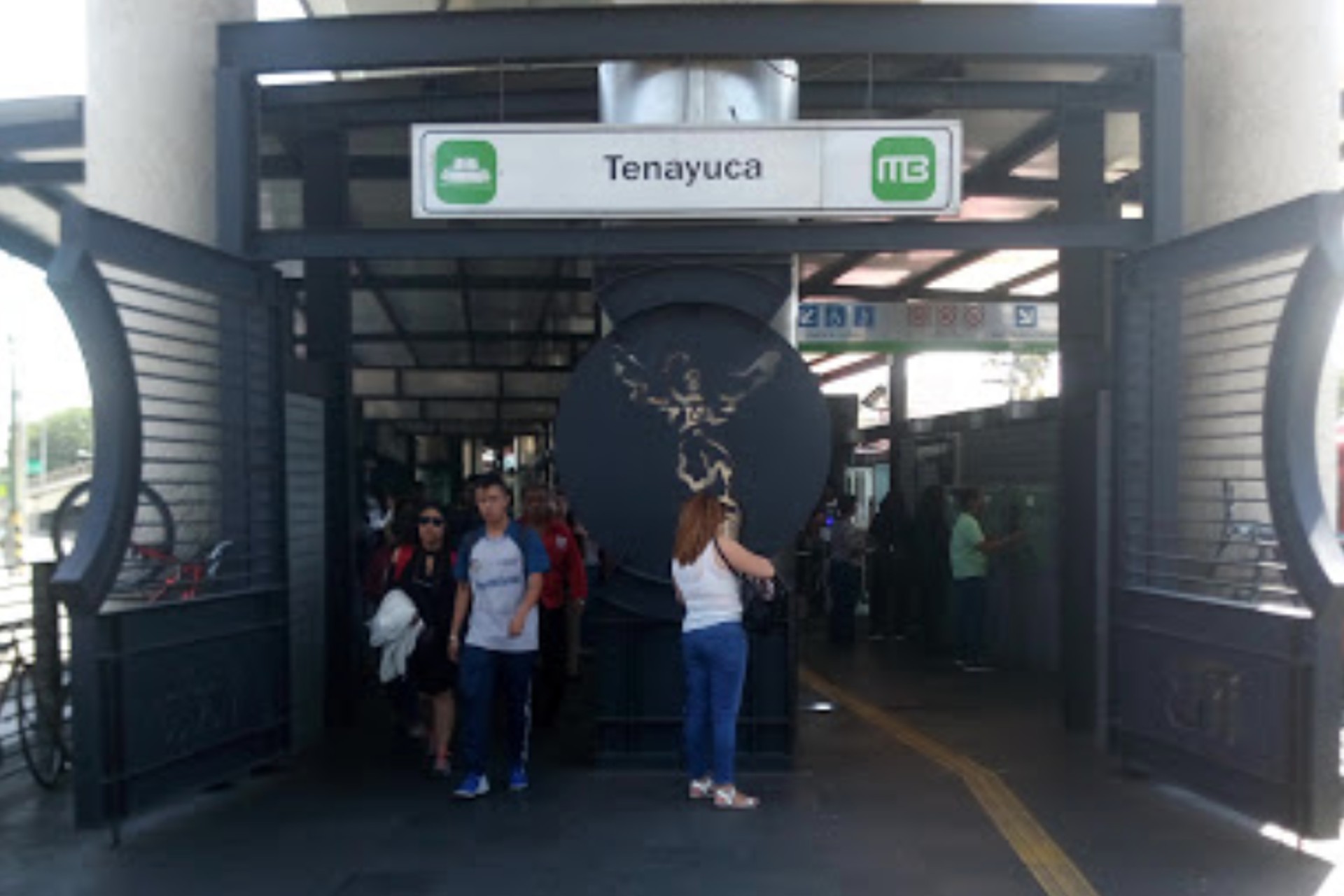 Hallan feto abandonado en estación de Metrobús de la CDMX