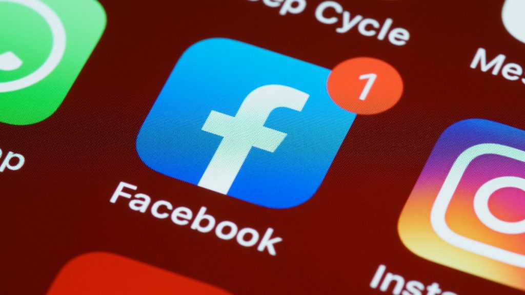 Meta redujo su beneficio un 41 por ciento en 2022 - facebook-meta-redes-sociales-1024x576