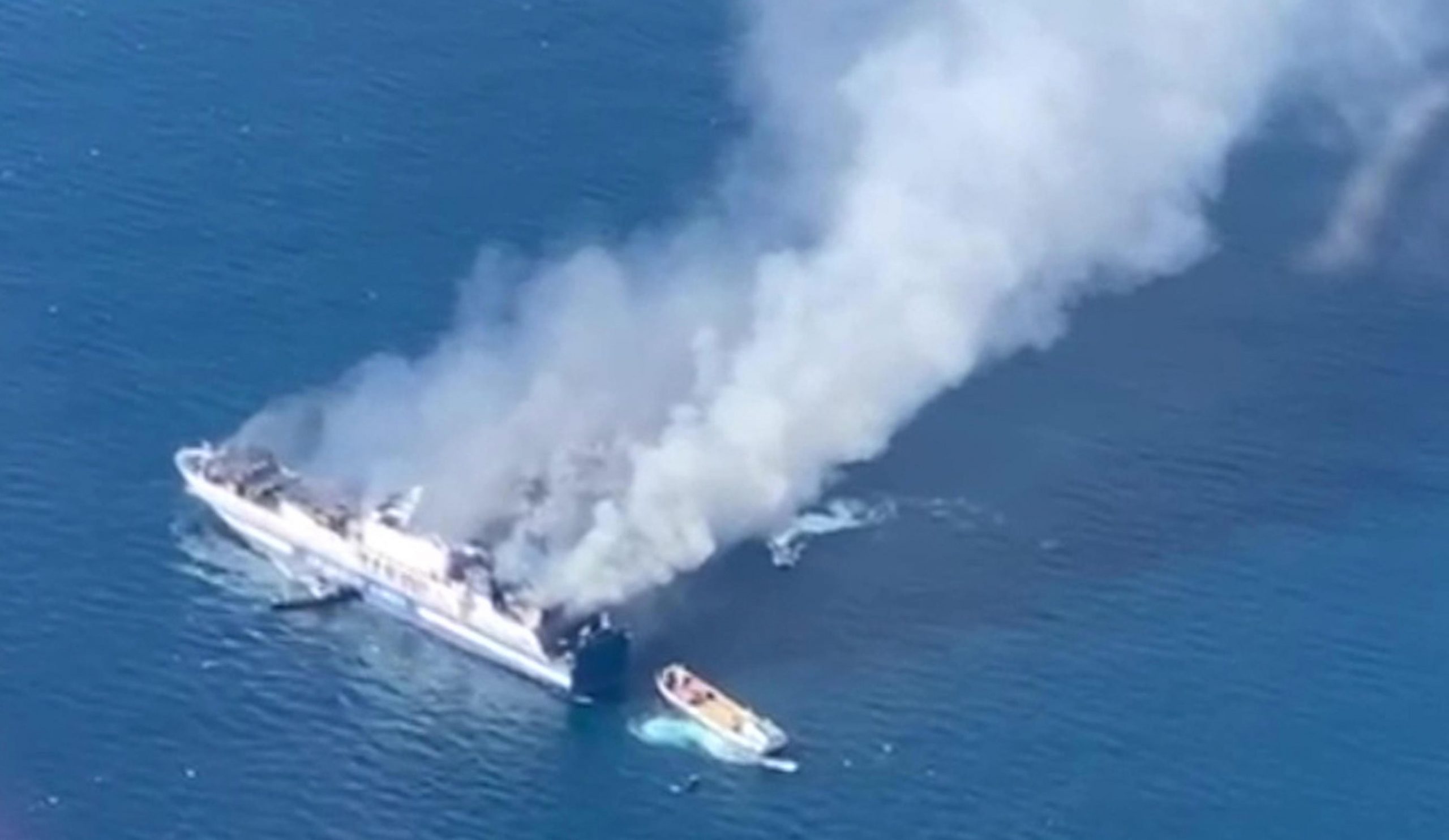 Reanudan búsqueda de desaparecidos en ferry incendiado en Grecia