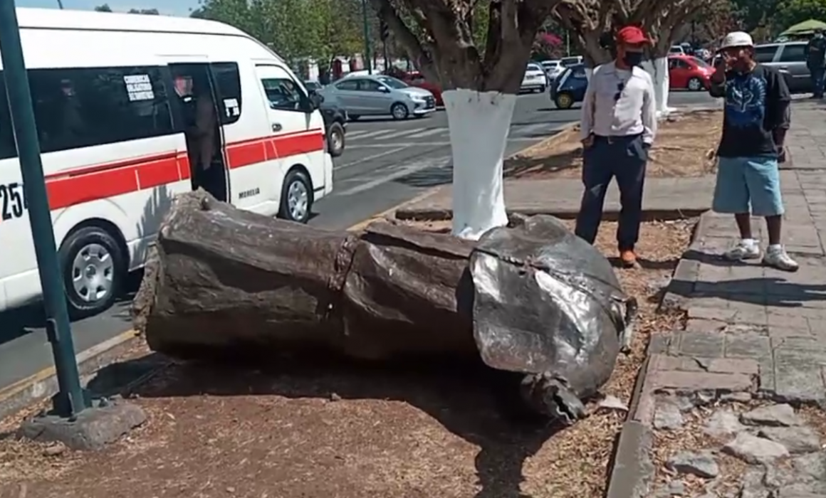 They demolish and burn the statue of Fray Antonio de San Miguel in Michoacán