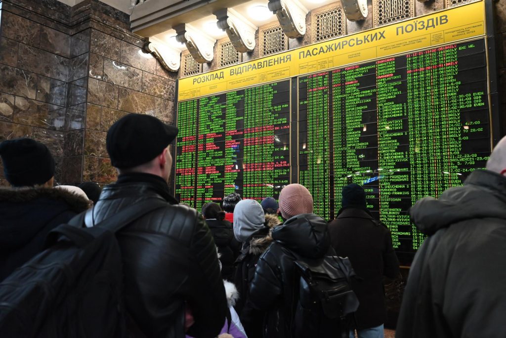 Ucrania vive éxodo para huir de invasión rusa - habitantes-de-ucrania-buscan-pasajes-para-salir-del-pais-1024x684