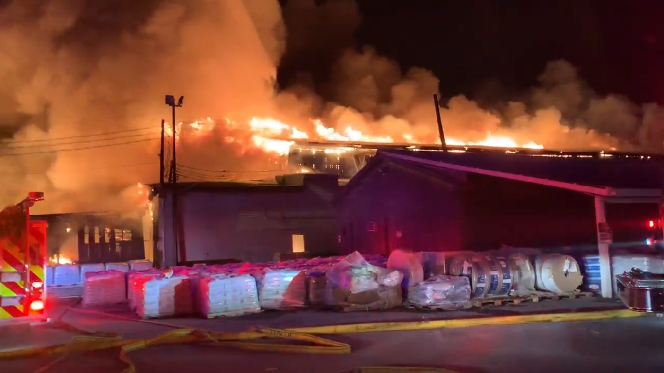 Desalojan a más de 6 mil personas en Carolina del Norte por incendio
