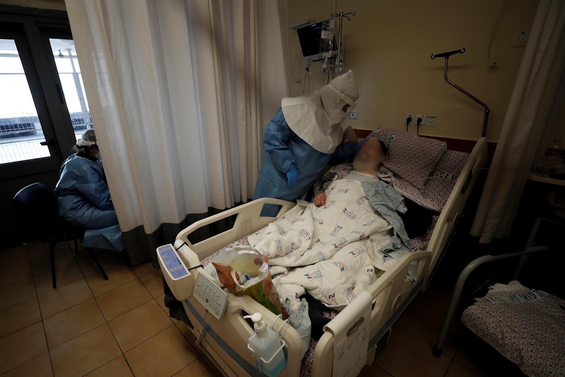 Casos de COVID-19 bajan en el mundo pero suben las muertes: OMS Casos de COVID-19 bajan en el mundo pero suben las muertes: OMS