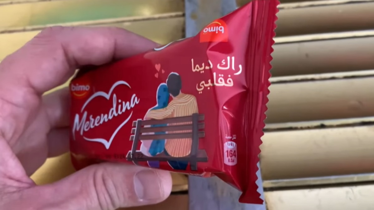 Polémica en Marruecos por el envase de un bollo con dibujos de enamorados