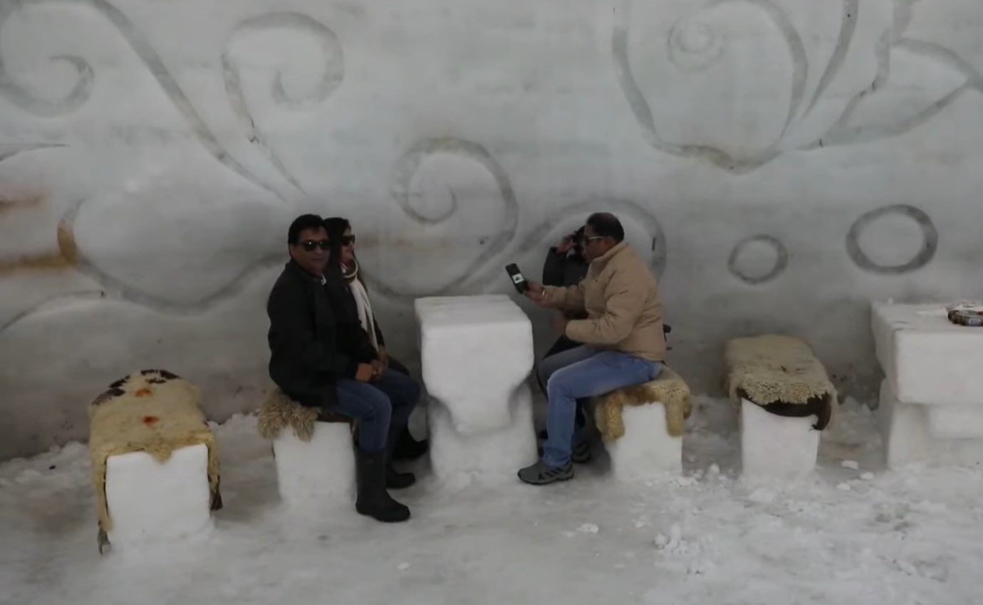Un café en la Cachemira india reclama el título del iglú más grande del mundo