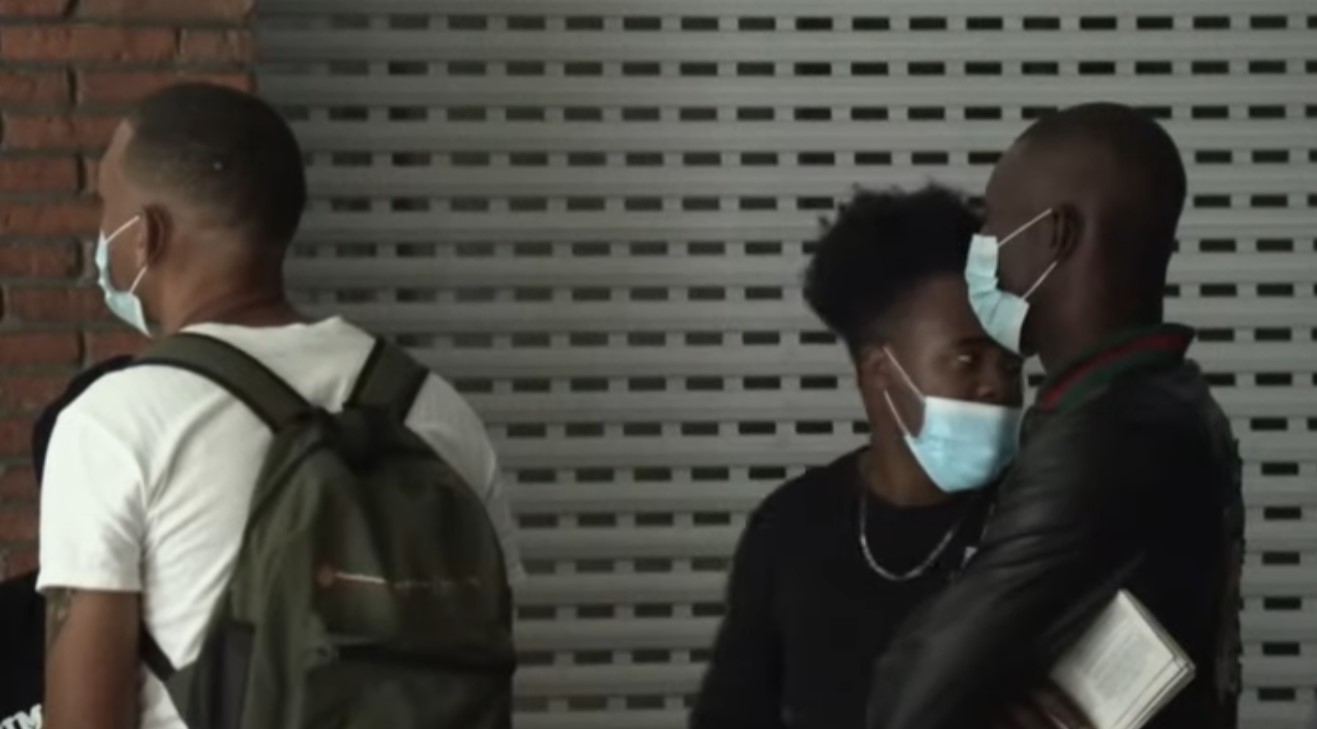 Pocos dominicanos se quitan el cubrebocas a pesar de que dejó de ser obligatorio