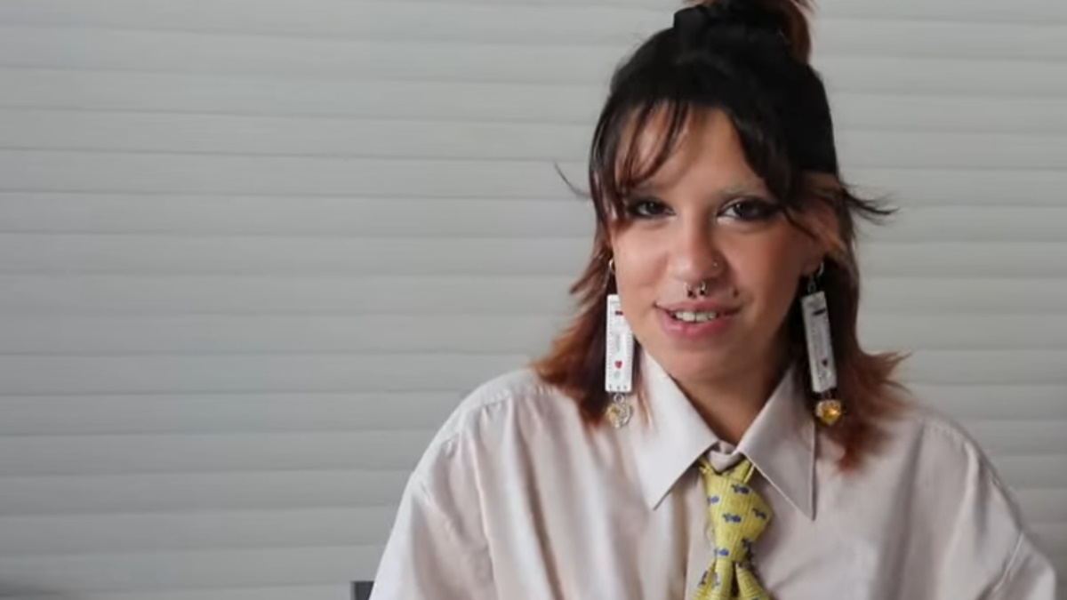 Test de antígenos convertidos en pendientes, una moda “viral”