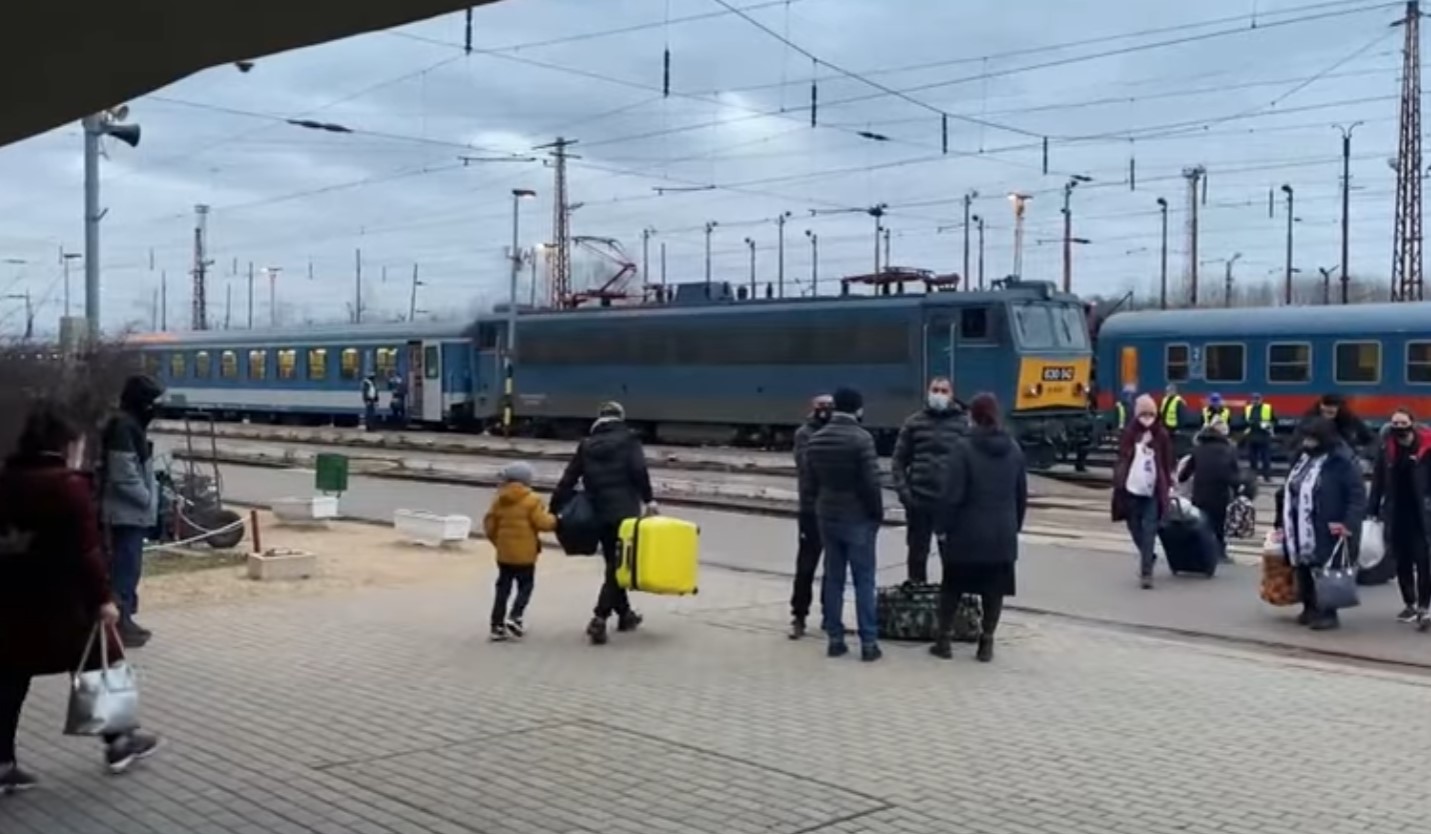 Ultima parada, la paz: miles de ucranianos llegan a Hungría en 24 horas