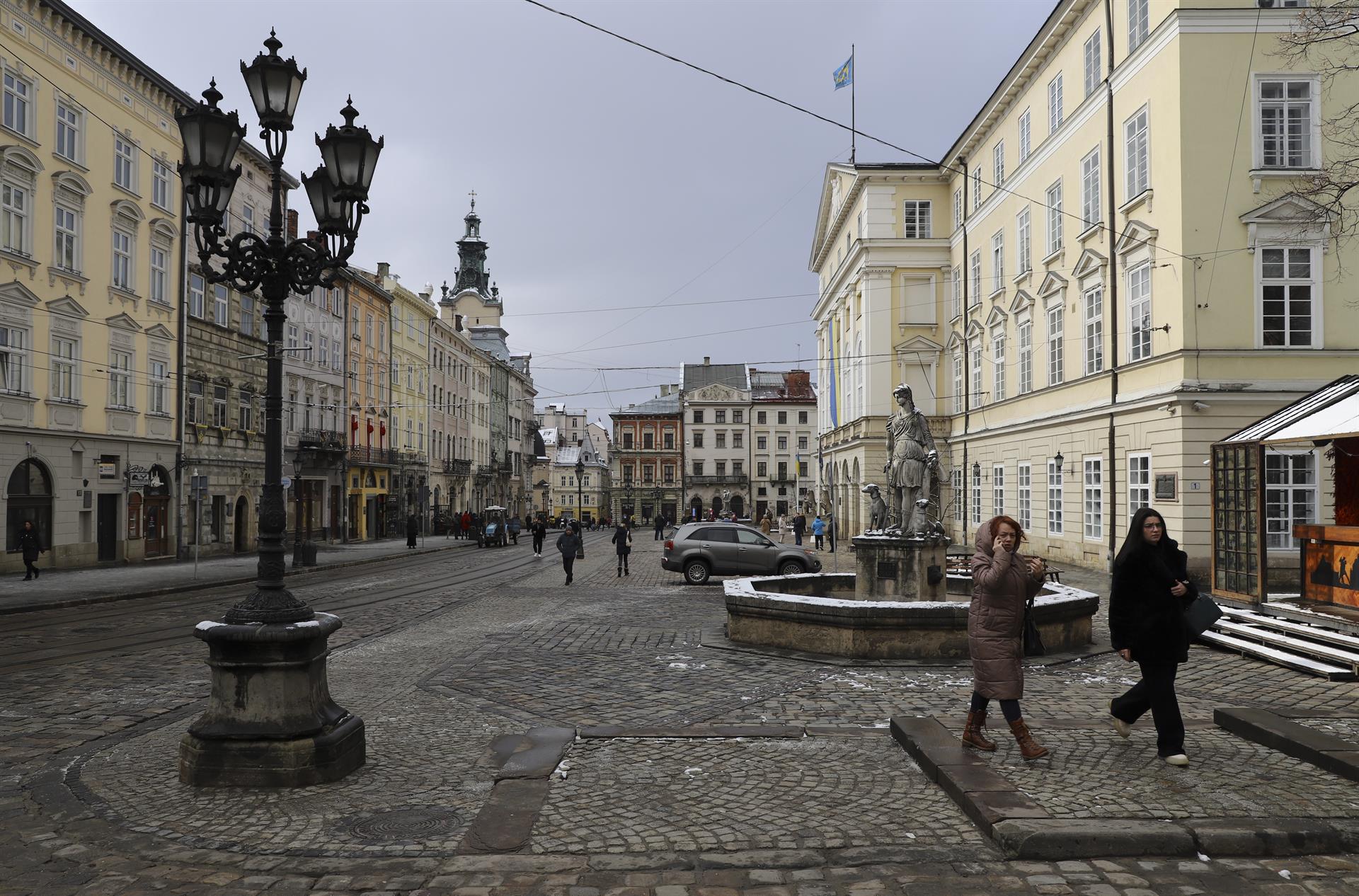 Europa y EE.UU. intensifican sanciones mientras Rusia y Ucrania negocían