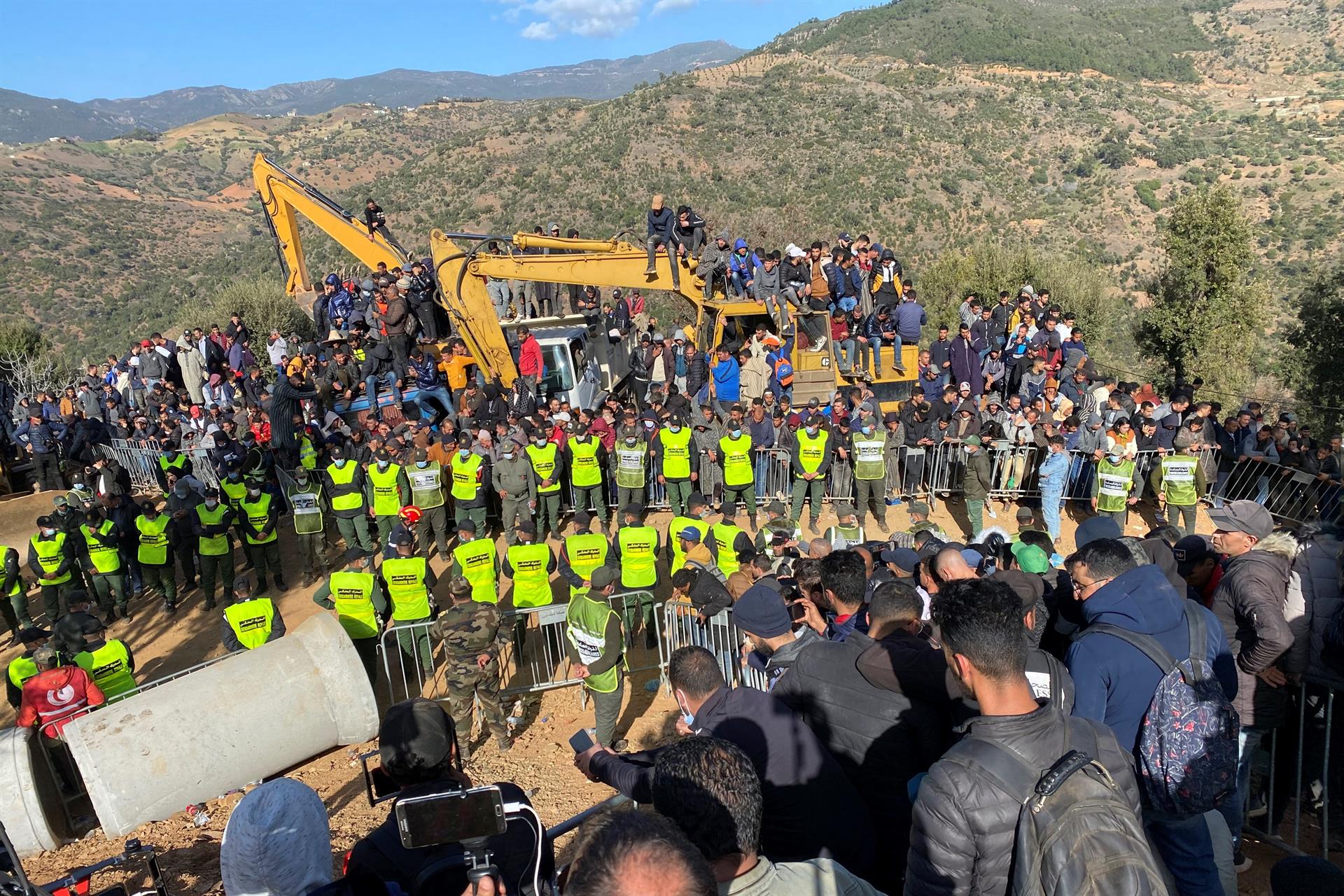 Marruecos: Rescatan muerto a niño que estuvo atrapado 5 días en un pozo Marruecos: Rescatan muerto a niño que estuvo atrapado 5 días en un pozo