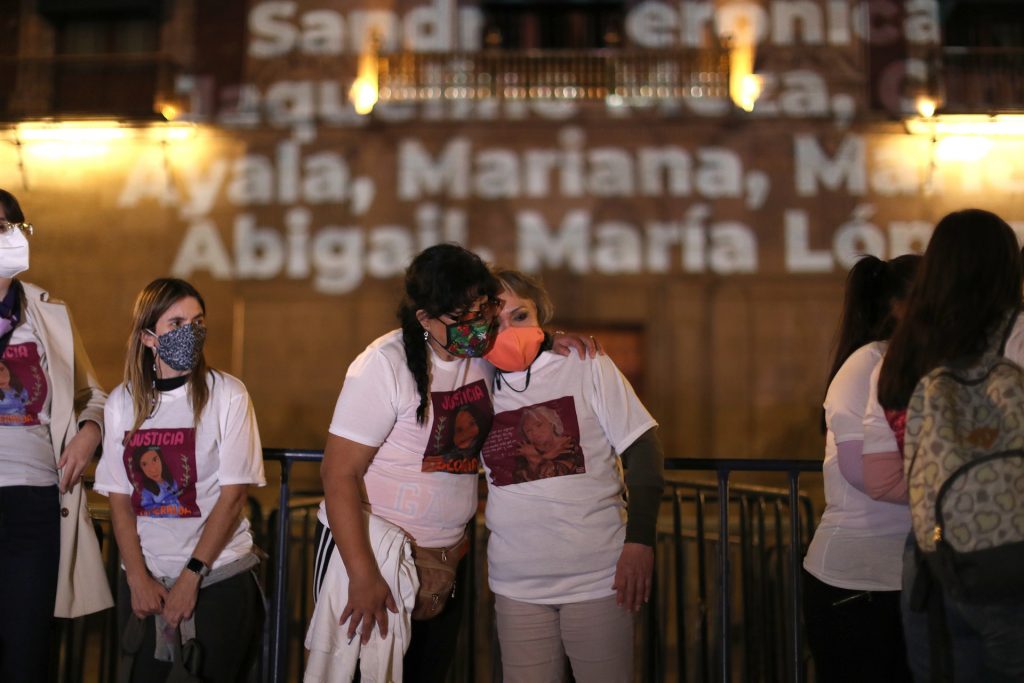 Sobrevivientes de ataques con ácido protestan frente a Palacio Nacional - mexico-mujeres-acido-palacio-nacional-protesta-1024x683