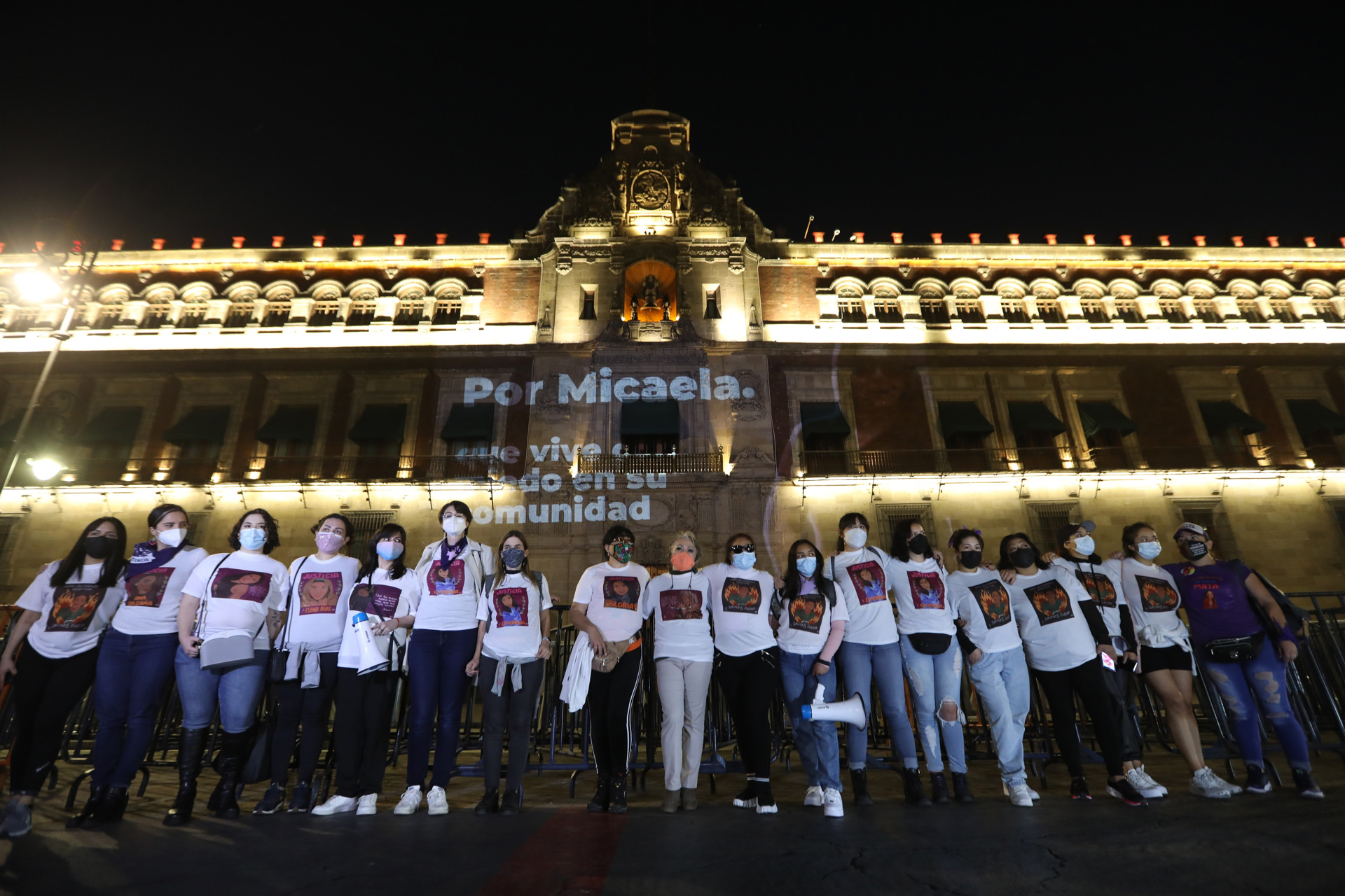 Sobrevivientes de ataques con ácido protestan frente a Palacio Nacional