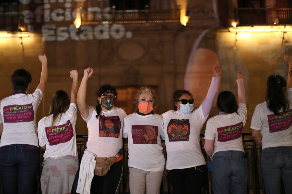 Sobrevivientes de ataques con ácido protestan frente a Palacio Nacional - mexico-mujeres-acido-palacio-nacional-protesta-3-1024x683