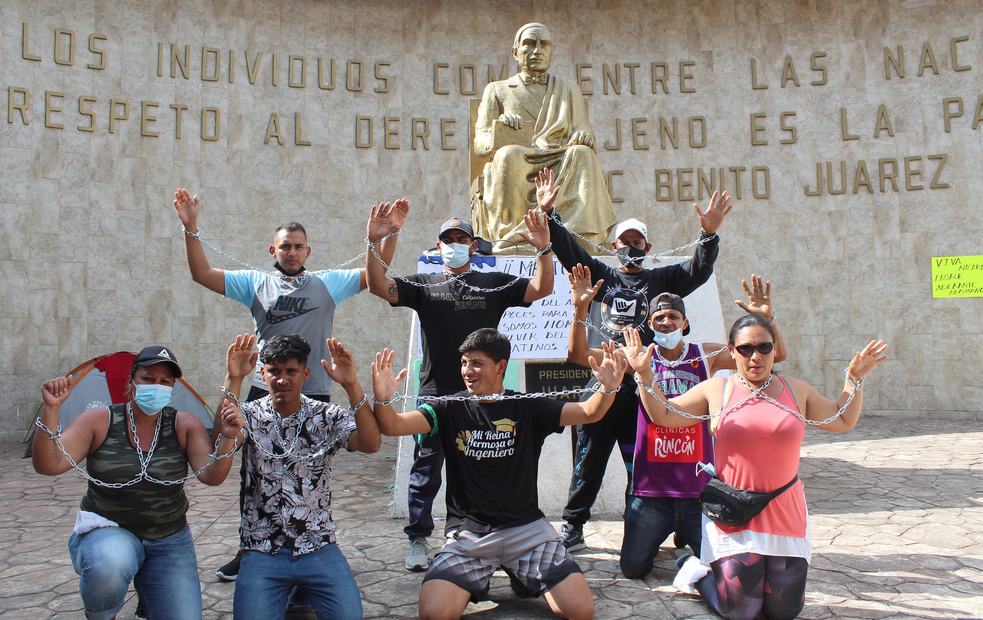 Migrantes se encadenan para presionar la entrega de papeles en Chiapas