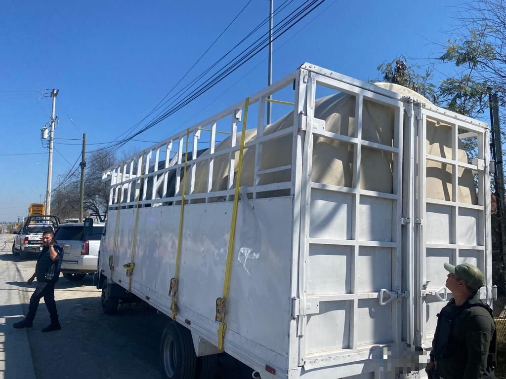 Localizan a 59 migrantes en contenedores de agua en Nuevo León