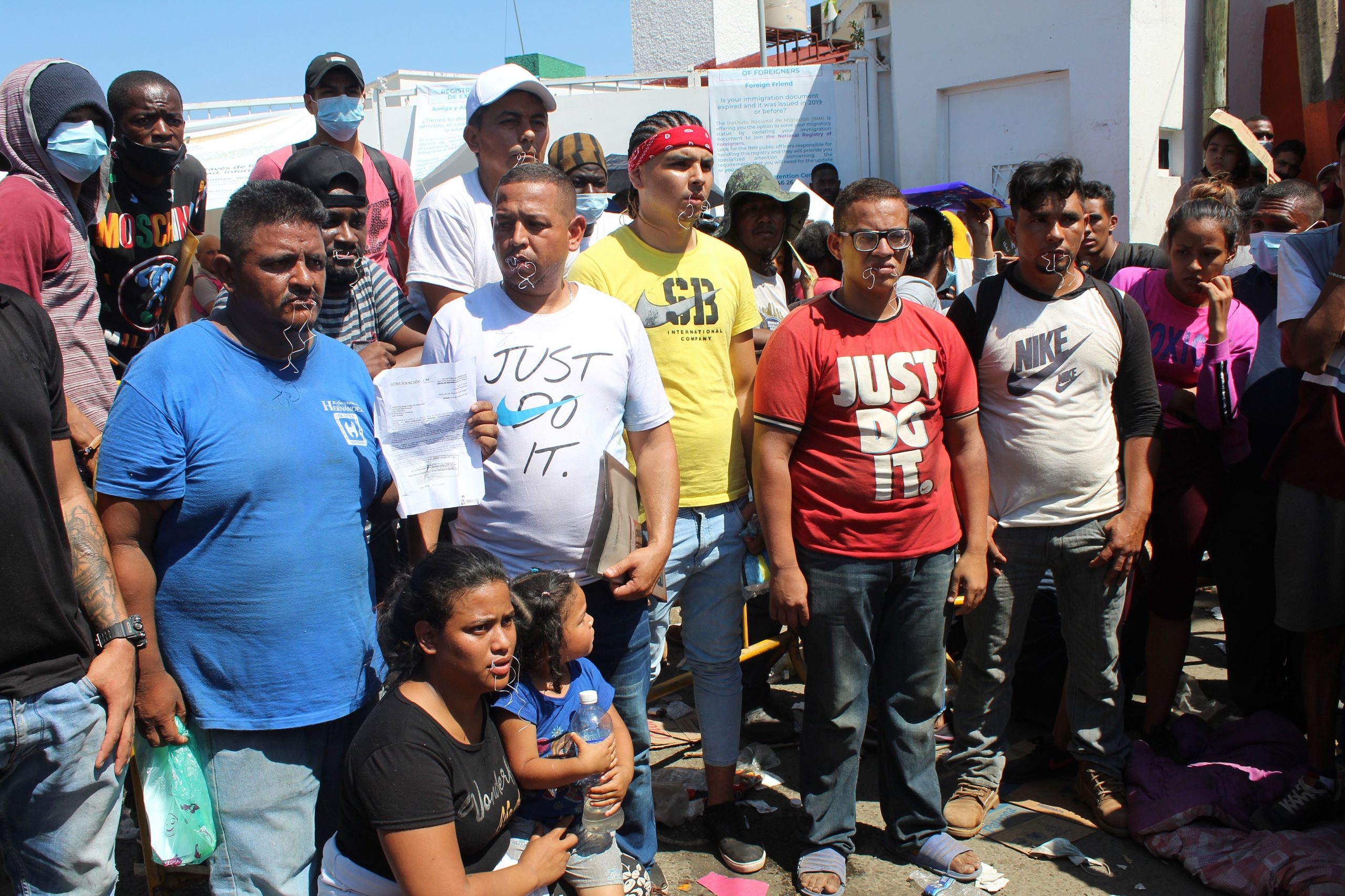 INM reprueba que migrantes se cosieran los labios para exigir visas