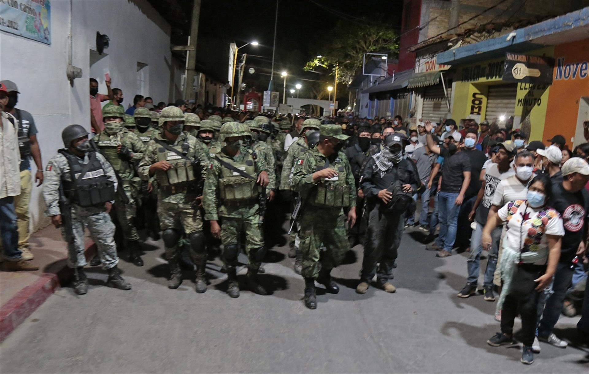 Liberan a 50 militares retenidos por pobladores de Quechultenango, Guerrero