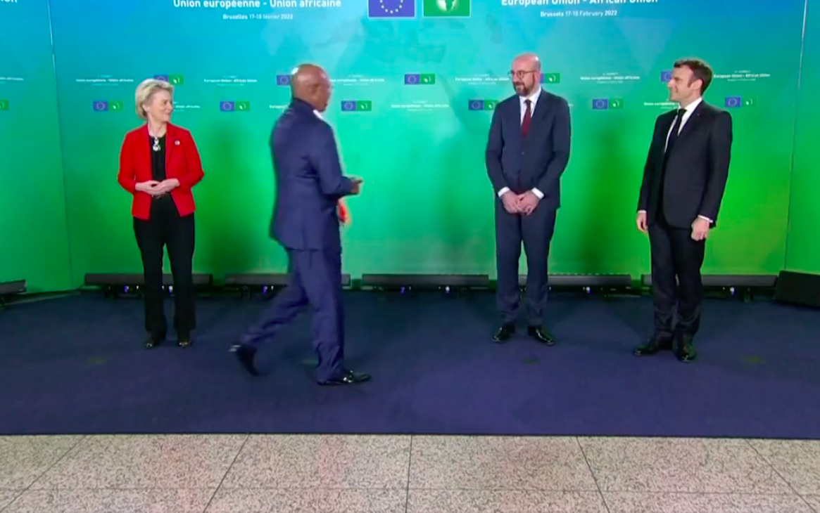 #Video Ministro de Uganda pasa sin saludar a Ursula von der Leyen en cumbre