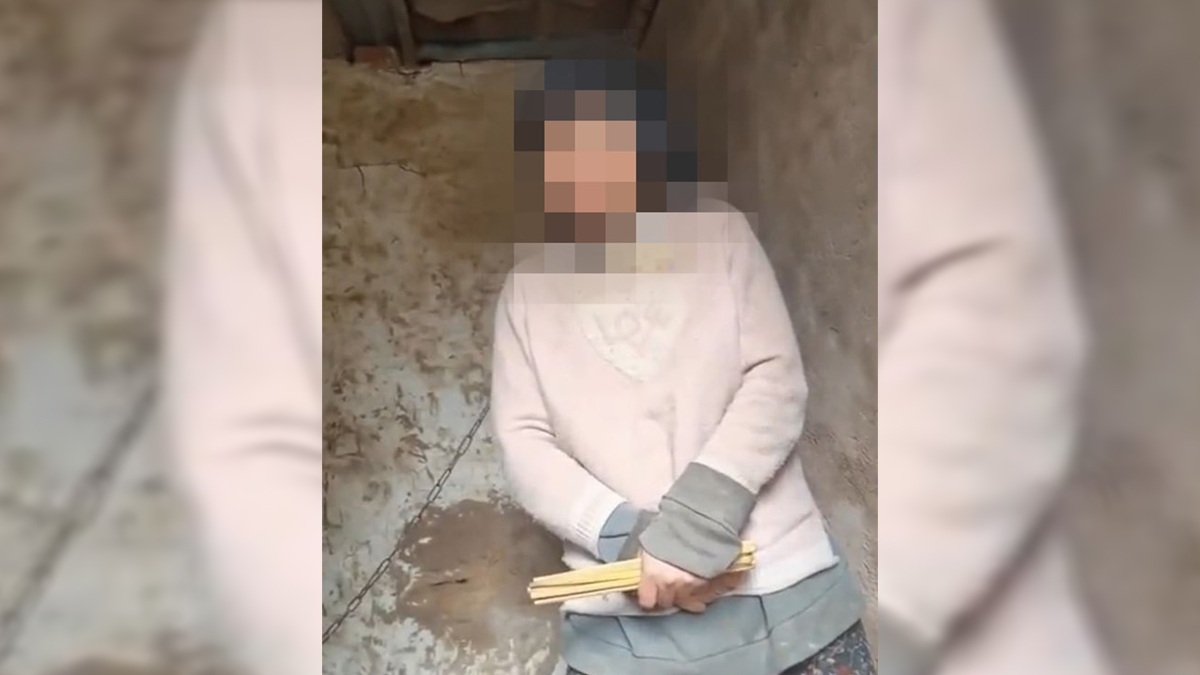 Investigan en China caso de mujer encadenada por el cuello; hay tres detenidos