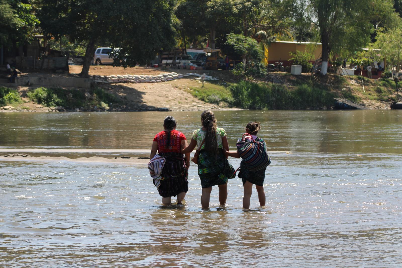 Niñas migrantes enfrentan graves peligros en su travesía por México hacia EE.UU.