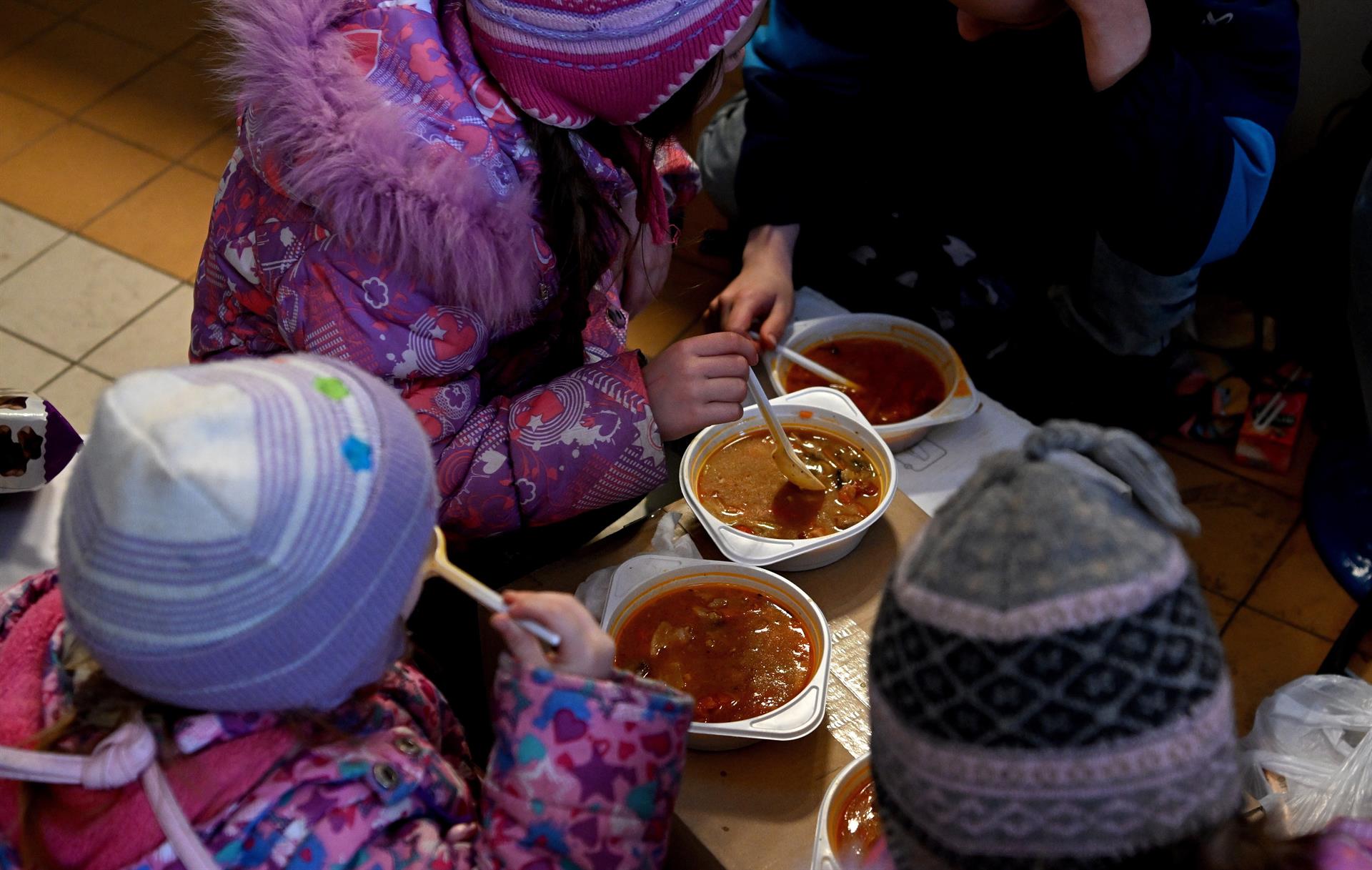 Al menos 10 niños murieron en Ucrania por bombardeos rusos, denuncia Save the Children