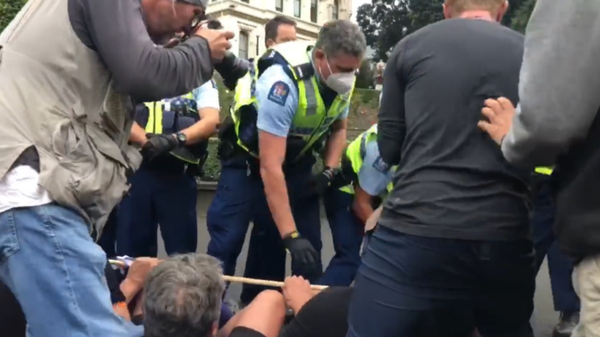 Policía neozelandesa detiene a 50 manifestantes antivacunas en el Parlamento de Wellington