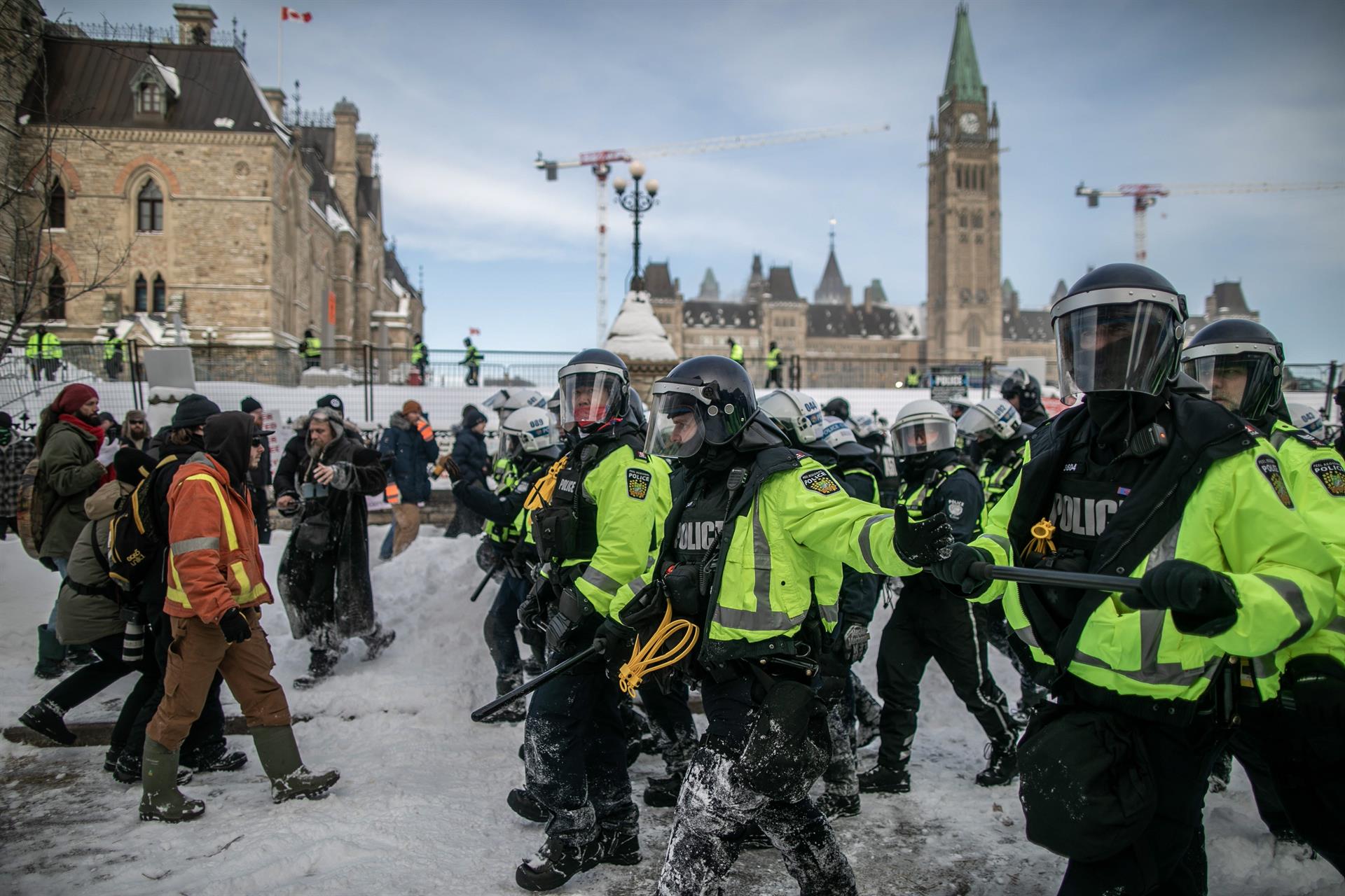 Canadá: Policía despeja casi todo el centro de Ottawa de manifestantes antivacunas
