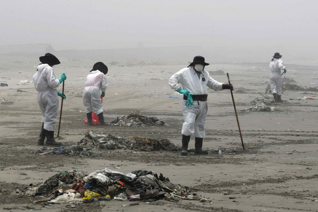 Un mes de daños y demoras desde el derrame de petróleo en Perú - peru-derrame-de-petroleo-danos-mar-2-1024x683